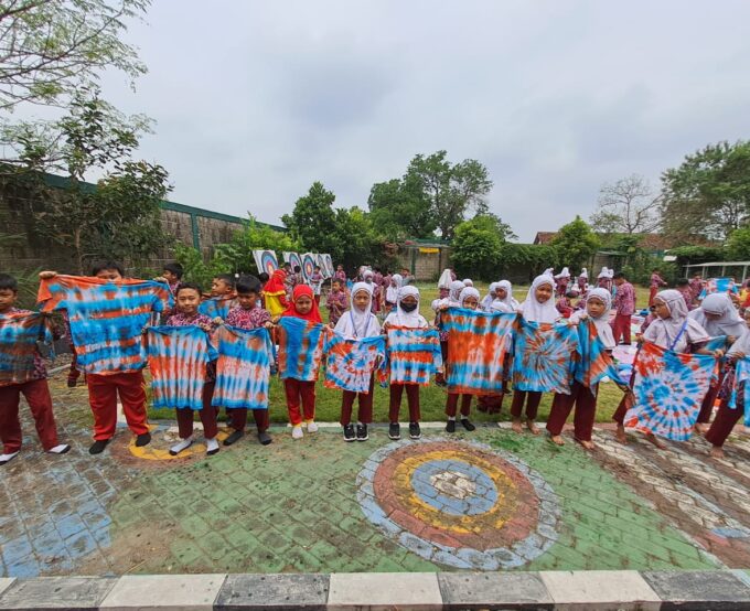 Sulap Limbah Menjadi Baju Baru dengan Teknik Shibori dalam Rangka  Mewujudkan Sekolah Adiwiyata